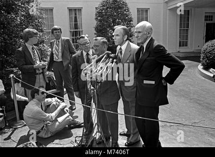 Washington, District of Columbia, USA. 24 Apr, 1980. Die Mitglieder des Kongresses, von Links nach Rechts, United States Vertreter William Broomfield (Republikaner von Michigan); US-Vertreter Clement Zablocki (Demokrat von Wisconsin); US-Vertreter Jim Wright (Demokrat von Texas); und US-Senator Alan Cranston (Demokrat aus Kalifornien) Sprechen mit Reportern an das Weiße Haus in Washington, DC, nach einem Treffen mit US-Präsident Jimmy Carter am 24. April 1980. Quelle: Benjamin E.'' gen'' Forte/CNP Credit: Benjamin E.'' gen'' Forte/CNP/ZUMA Draht/Alamy leben Nachrichten Stockfoto