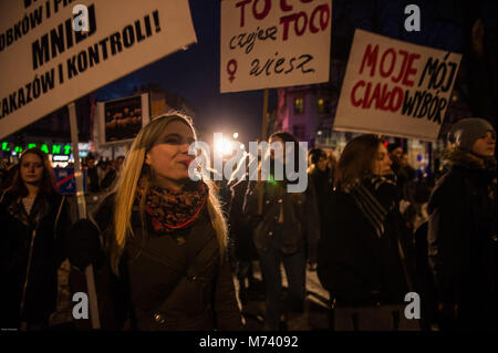 Krakau, Polen. 8 Mär, 2018. Frauen halten Banner während der Internationale Frauentag März von Krakowska Manifa in Krakau organisiert. Credit: Omar Marques/SOPA Images/ZUMA Draht/Alamy leben Nachrichten Stockfoto