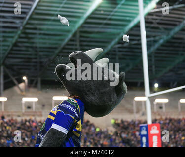 Leeds, Großbritannien. 8 Mär, 2018. 8 Headingley Stadium, Leeds, England; Betfred Super League, Runde 5, Leeds Rhinos versus Rumpf FC; Ronnie der Leeds Maskottchen spielen mit Schneebällen Credit: Aktuelles Bilder/Alamy leben Nachrichten Stockfoto