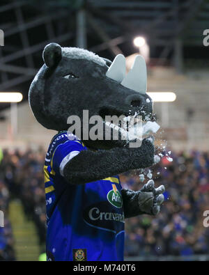Leeds, Großbritannien. 8 Mär, 2018. 8 Headingley Stadium, Leeds, England; Betfred Super League, Runde 5, Leeds Rhinos versus Rumpf FC; Ronnie der Leeds Maskottchen essen Schneebälle Credit: Aktuelles Bilder/Alamy leben Nachrichten Stockfoto
