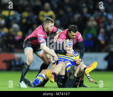 Leeds, Großbritannien. 8 Mär, 2018. 8 Headingley Stadium, Leeds, England; Betfred Super League, Runde 5, Leeds Rhinos versus Rumpf FC; Ashton Golding von Leeds Rhinos ist von Jordan Lane Hull FC und Carlos Tuimavave von Hull FC Kredit angegangen: Aktuelles Bilder/Alamy leben Nachrichten Stockfoto