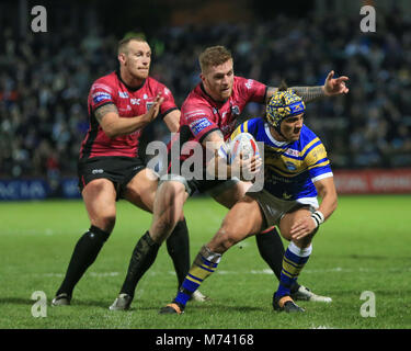 Leeds, Großbritannien. 8 Mär, 2018. 8 Headingley Stadium, Leeds, England; Betfred Super League, Runde 5, Leeds Rhinos versus Rumpf FC; Ashton Golding von Leeds Rhinos hält Hols der Kugel als Marc Sneyd von Hull FC Herausforderungen Credit: Aktuelles Bilder/Alamy leben Nachrichten Stockfoto