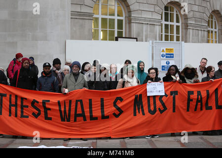 Yarlswood, Manchester. 8 Mär, 2018. Ein Banner, in der es heißt: "Diese Wände müssen Fallen" ist bis auf den Internationalen Tag der Frau während einer Vigil Unterstützung für Männer und Frauen in Yarlswood Immigration Detention Center, wo Frauen im Hungerstreik aus Protest gegen die Home Offices Behandlung von ihnen gehalten zu zeigen, statt. St Peters Square, Manchester, 8. März 2018 (C) Barbara Cook/Alamy leben Nachrichten Stockfoto