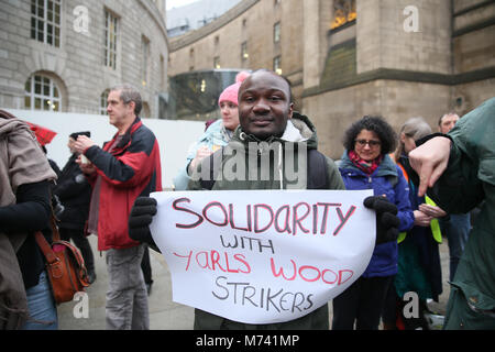 Yarlswood, Manchester. 8 Mär, 2018. Ein 'Solidarität mit Yarlswood" Plakat ist bis auf den Internationalen Tag der Frau während einer Vigil Unterstützung für Männer und Frauen in Yarlswood Immigration Detention Center, wo Frauen im Hungerstreik aus Protest gegen die Home Offices Behandlung von ihnen gehalten zu zeigen, statt. St Peters Square, Manchester, 8. März 2018 (C) Barbara Cook/Alamy leben Nachrichten Stockfoto