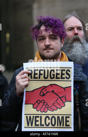 Yarlswood, Manchester. 8 Mär, 2018. "Die Flüchtlinge willkommen"-Schild wird auf den Internationalen Tag der Frau während einer Vigil Unterstützung für Männer und Frauen in Yarlswood Immigration Detention Center, wo Frauen im Hungerstreik aus Protest gegen die Home Offices Behandlung von ihnen gehalten zu zeigen, statt. St Peters Square, Manchester, 8. März 2018 (C) Barbara Cook/Alamy leben Nachrichten Stockfoto