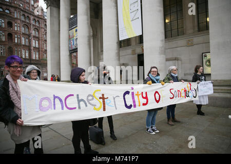 Yarlswood, Manchester. 8 Mär, 2018. "Manchester City von Sanctuary' Banner ist bis auf den Internationalen Tag der Frau während einer Vigil Unterstützung für Männer und Frauen in Yarlswood Immigration Detention Center, wo Frauen im Hungerstreik aus Protest gegen die Home Offices Behandlung von ihnen gehalten zu zeigen, statt. St Peters Square, Manchester, 8. März 2018 (C) Barbara Cook/Alamy leben Nachrichten Stockfoto