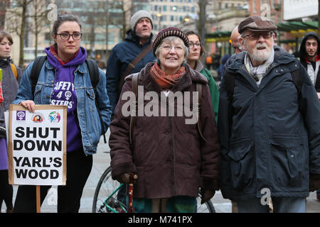 Yarlswood, Manchester. 8 Mär, 2018. Am Internationalen Frauentag eine Mahnwache statt Unterstützung für Männer und Frauen in Yarlswood Immigration Detention Center, wo Frauen im Hungerstreik aus Protest gegen die Behandlung von Home Offices zu zeigen. St Peters Square, Manchester, 8. März 2018 (C) Barbara Cook/Alamy leben Nachrichten Stockfoto