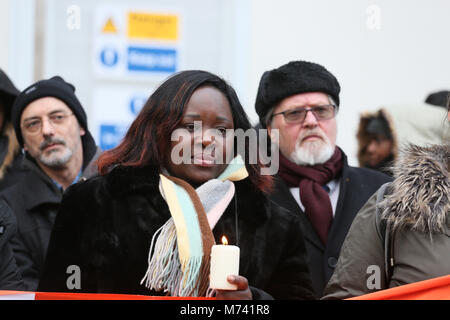 Yarlswood, Manchester. 8 Mär, 2018. Am Internationalen Frauentag eine Mahnwache statt Unterstützung für Männer und Frauen in Yarlswood Immigration Detention Center, wo Frauen im Hungerstreik aus Protest gegen die Behandlung von Home Offices zu zeigen. St Peters Square, Manchester, 8. März 2018 (C) Barbara Cook/Alamy leben Nachrichten Stockfoto