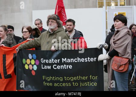 Yarlswood, Manchester. 8 Mär, 2018. Greater Manchester Law Center Banner ist bis auf den Internationalen Tag der Frau während einer Vigil Unterstützung für Männer und Frauen in Yarlswood Immigration Detention Center, wo Frauen im Hungerstreik aus Protest gegen die Home Offices Behandlung von ihnen gehalten zu zeigen, statt. St Peters Square, Manchester, 8. März 2018 (C) Barbara Cook/Alamy leben Nachrichten Stockfoto