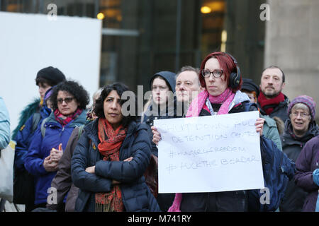 Yarlswood, Manchester. 8 Mär, 2018. Am Internationalen Frauentag eine Mahnwache gehalten wird Unterstützung für die Männer und Frauen in Yarlswood Immigration Detention Center, wo Frauen im Hungerstreik aus Protest gegen die Behandlung von Home Offices zu zeigen. St Peters Square, Manchester, 8. März 2018 (C) Barbara Cook/Alamy leben Nachrichten Stockfoto