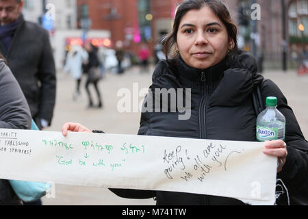 Yarlswood, Manchester. 8 Mär, 2018. Ein Banner mit den Botschaften der Unterstützung wird auf den Internationalen Tag der Frau während einer Vigil Unterstützung für Männer und Frauen in Yarlswood Immigration Detention Center, wo Frauen im Hungerstreik aus Protest gegen die Home Offices Behandlung von ihnen gehalten zu zeigen, statt. St Peters Square, Manchester, 8. März 2018 (C) Barbara Cook/Alamy leben Nachrichten Stockfoto