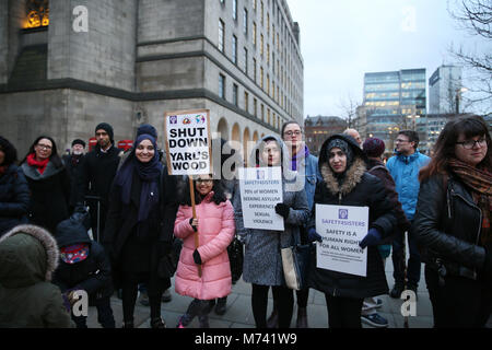 Yarlswood, Manchester. 8 Mär, 2018. Am Internationalen Frauentag eine Mahnwache statt Unterstützung für Männer und Frauen in Yarlswood Immigration Detention Center, wo Frauen im Hungerstreik aus Protest gegen die Behandlung von Home Offices zu zeigen. St Peters Square, Manchester, 8. März 2018 (C) Barbara Cook/Alamy leben Nachrichten Stockfoto