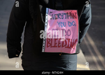 London UK 8 März 2018 Frauen Holding plakcard während Frauen schlagen auf den Internationalen Frauentag. Credit: Thabo Jaiyesimi/Alamy leben Nachrichten Stockfoto