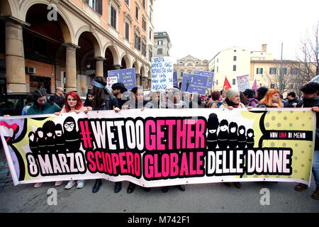 Rom, Italien. 8 Mär, 2018. Roma 08/03/2018. Marcia delle Donne in Occasione della Festa della Donna, contro La violenza e per i diritti delle Donne. Rom, 8. März 2018. März der Frauen in Rom,#,# WeToo WeToogether, anlässlich des Internationalen Frauentags (IWD). Foto Samantha Zucchi Insidefoto Credit: insidefoto Srl/Alamy leben Nachrichten Stockfoto