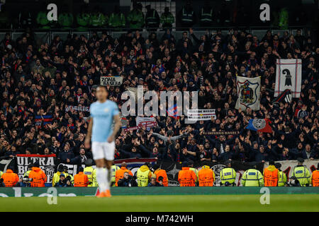 Manchester, Großbritannien. 7. März, 2018. Basel Fans während der UEFA Champions League Runde 16 Spiel zwischen Manchester City und den FC Basel an der Etihad Stadium am 7.März 2018 in Manchester, England. Credit: PHC Images/Alamy leben Nachrichten Stockfoto