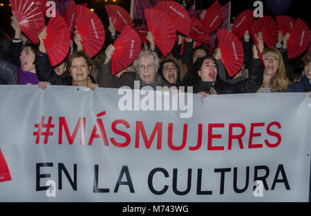 Madrid, Spanien. 8. März, 2018. Tausende von Frauen Arbeiter streikten zum Internationalen Frauentag die gleichen Rechte und den gleichen Lohn wie ihre männlichen Kollegen zu verlangen und beendete den Tag mit einer riesigen Demonstration, die durch die Straßen von Madrid lief. Credit: Lora Grigorova/Alamy leben Nachrichten Stockfoto