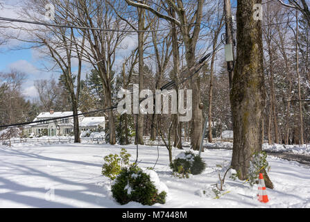 Croton-on-Hudson, NY, USA, 8. März 2018. Mit Strom und Kabel Leitungen noch unten in einigen Ares der Stadt seit der letzten Wochen" noch "Ostern, das Gebiet ist jetzt die größte Schneesturm in Jahren begräbt suburban Croton-on-Hudson, New York Hit mit bis zu 13,5 Zoll Schnee in diesem Vorort Westchester County Stadt. Quelle: Marianne Campolongo/Alamy Leben Nachrichten. Stockfoto