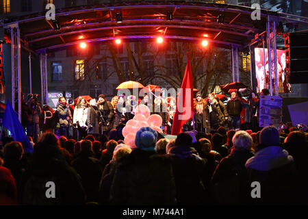 Polen, Warschau, 8. März, 2018: Frauen Demonstranten versammeln sich für März auf Platz der Verfassung in Richtung Rondo Dmowskiego in Warschau, wo Rallye an den internationalen Frauentag gesetzt wurde. © Madeleine Ratz/Alamy leben Nachrichten Stockfoto