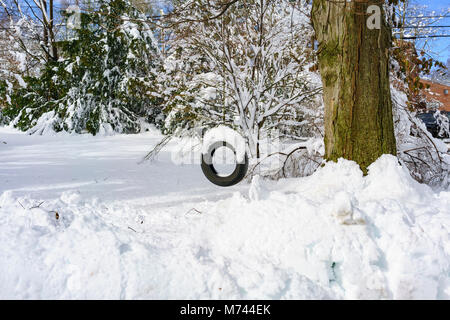 Croton-on-Hudson, NY, USA, 8. März 2018. Größte Schneesturm in Jahren begräbt suburban Croton-on-Hudson, New York mit bis zu 13,5-Zoll Schnee in diesem Vorort Westchester County Stadt. Quelle: Marianne Campolongo/Alamy Leben Nachrichten. Eigentum veröffentlicht. Stockfoto