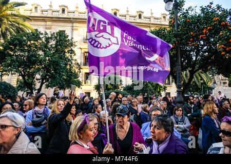 Valencai, Spanien. 8. März feministische Streik in Spanien Anspruch auf gleiche Bezahlung und gleiche Rechte für Frauen und Männer - Pro Feminismus Bewegung in Spanien für einen Generalstreik aufgerufen, keine Arbeit, kein Shop, keine Familie, für alle Arbeitnehmerinnen. "Wenn wir aufhören, die Welt nicht mehr" ist das Motto, Hommage an Island Frauen Streik 1975 erreicht 9 von 10 Frauen im Land zu stoppen. Credit: Santiago vidal Vallejo/Alamy leben Nachrichten Stockfoto