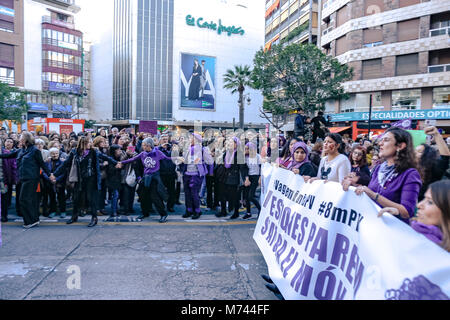 Valencai, Spanien. 8. März feministische Streik in Spanien Anspruch auf gleiche Bezahlung und gleiche Rechte für Frauen und Männer - Pro Feminismus Bewegung in Spanien für einen Generalstreik aufgerufen, keine Arbeit, kein Shop, keine Familie, für alle Arbeitnehmerinnen. "Wenn wir aufhören, die Welt nicht mehr" ist das Motto, Hommage an Island Frauen Streik 1975 erreicht 9 von 10 Frauen im Land zu stoppen. Credit: Santiago vidal Vallejo/Alamy leben Nachrichten Stockfoto