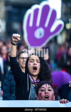 Valencai, Spanien. 8. März feministische Streik in Spanien Anspruch auf gleiche Bezahlung und gleiche Rechte für Frauen und Männer - Pro Feminismus Bewegung in Spanien für einen Generalstreik aufgerufen, keine Arbeit, kein Shop, keine Familie, für alle Arbeitnehmerinnen. "Wenn wir aufhören, die Welt nicht mehr" ist das Motto, Hommage an Island Frauen Streik 1975 erreicht 9 von 10 Frauen im Land zu stoppen. Credit: Santiago vidal Vallejo/Alamy leben Nachrichten Stockfoto