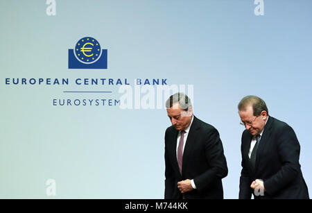 Frankfurt am Main, Deutschland. 8 Mär, 2018. Der Präsident der Europäischen Zentralbank (EZB) Mario Draghi (L) und Vice President Vitor Constancio eine Pressekonferenz im EZB-Zentrale in Frankfurt, Deutschland, am 8. März 2018 teil. Der Europäischen Zentralbank am Donnerstag beschlossen, die Leitzinsen unverändert an der geldpolitischen Sitzung hier zu halten. Credit: Luo Huanhuan/Xinhua/Alamy leben Nachrichten Stockfoto