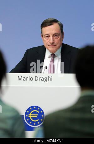 Frankfurt am Main, Deutschland. 8 Mär, 2018. Der Präsident der Europäischen Zentralbank (EZB) Mario Draghi nimmt an einer Pressekonferenz in der EZB-Zentrale in Frankfurt, Deutschland, am 8. März 2018. Der Europäischen Zentralbank am Donnerstag beschlossen, die Leitzinsen unverändert an der geldpolitischen Sitzung hier zu halten. Credit: Luo Huanhuan/Xinhua/Alamy leben Nachrichten Stockfoto