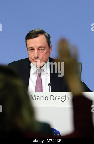 Frankfurt am Main, Deutschland. 8 Mär, 2018. Der Präsident der Europäischen Zentralbank (EZB) Mario Draghi nimmt an einer Pressekonferenz in der EZB-Zentrale in Frankfurt, Deutschland, am 8. März 2018. Der Europäischen Zentralbank am Donnerstag beschlossen, die Leitzinsen unverändert an der geldpolitischen Sitzung hier zu halten. Credit: Luo Huanhuan/Xinhua/Alamy leben Nachrichten Stockfoto