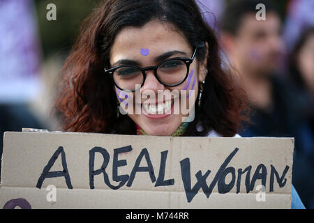 Athen, Griechenland. 8 Mär, 2018. Eine Frau hält ein Plakat während einer März der Internationale Frauentag in Athen, Griechenland, am 8. März 2018 zu feiern. Credit: Marios Lolos/Xinhua/Alamy leben Nachrichten Stockfoto