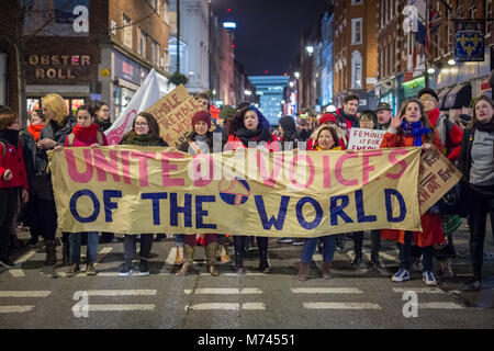 London, Großbritannien. 8. März, 2018. Mitglieder und Anhänger der Vereinigten Stimmen der Welt (UVW) März durch Soho zum Internationalen Frauentag. UK. Credit: Guy Corbishley/Alamy leben Nachrichten Stockfoto