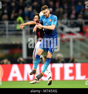 Mailand, Italien. 8 Mär, 2018. Der AC Mailand ist Giacomo Bonaventura konkurriert mit Arsenal Calun Kammern während einer Europa League Runde der 16 ersten Bein Fußball Match zwischen AC Mailand und Arsenal im San Siro Stadion in Mailand, Italien, 8. März 2018. Arsenal gewann 2-0. Credit: Alberto Lingria/Xinhua/Alamy leben Nachrichten Stockfoto