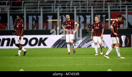 Mailand, Italien. 8 Mär, 2018. AC Mailand die Spieler reagieren, nach Verlust eines Europa League Runde der 16 ersten Bein Fußball Match zwischen AC Mailand und Arsenal im San Siro Stadion in Mailand, Italien, 8. März 2018. Arsenal gewann 2-0. Credit: Alberto Lingria/Xinhua/Alamy leben Nachrichten Stockfoto