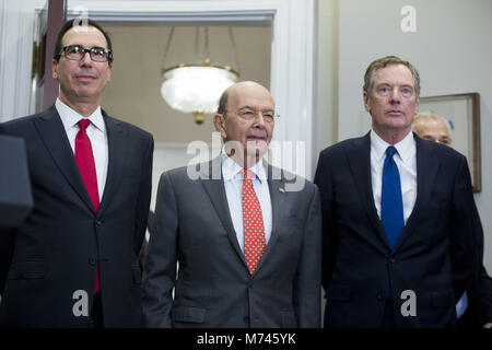 März 8, 2018 - Washington, District of Columbia, Vereinigte Staaten von Amerika - US-Finanzminister Steven Mnuchin (L), US Commerce Secretary Wilbur Ross (C) und Direktor des Büros des US-Handelsbeauftragten Robert Lighthizer (R) die Unterzeichnung eines präsidialen Proklamation auf Stahl und Aluminium Tarife, die von US-Präsident Donald J. Trumpf teilnehmen, in der Roosevelt Raum des Weißen Hauses in Washington, DC, USA, 08. März 2018. Präsident Trumpf ist die Einführung von Zöllen auf Einfuhren aus Stahl und Aluminium. Eine Entscheidung, die Zölle auf Kanada oder Mexiko zu verhängen wird nicht entschieden werden, bis die Verhandlungen über den Norden bin Stockfoto