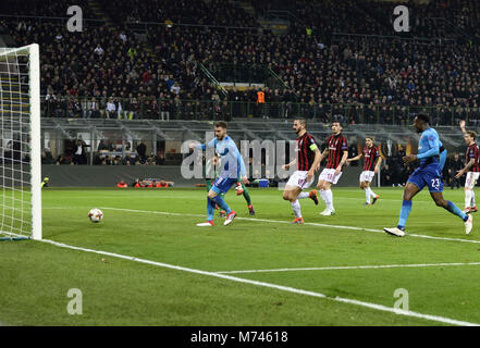 Mailand, Italien. 8 Mär, 2018. Von Arsenal Aaron Ramsey (1. L) ein Tor während einer Europa League Runde der 16 ersten Bein Fußball Match zwischen AC Mailand und Arsenal im San Siro Stadion in Mailand, Italien, 8. März 2018. Arsenal gewann 2-0. Credit: Alberto Lingria/Xinhua/Alamy leben Nachrichten Stockfoto