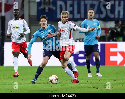 Leipzig, Deutschland. 8 Mär, 2018. Leipziger Konrad Laimer (vorn R) Mias mit des Zenit Daler Kuzyaev (Vorne L) während einer Europa League Achtelfinale hinspiel Fußballspiel zwischen RB Leipzig Deutschland und Zenit St. Petersburg in Russland, in Leipzig, Deutschland, am 8. März 2018. Leipzig gewann 2-1. Credit: Shan Yuqi/Xinhua/Alamy leben Nachrichten Stockfoto