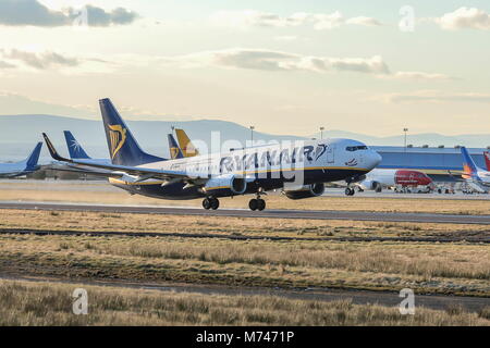 Easyjet, Ryanair, Pilatus PC -12/47. Stockfoto