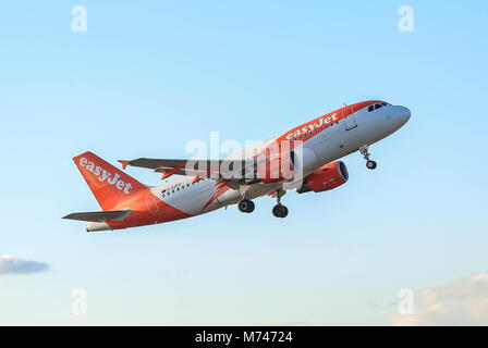 Easyjet, Ryanair, Pilatus PC -12/47. Stockfoto