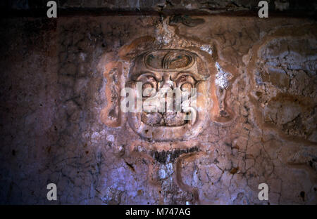 In eine innere Mauer des Palastes in Palenque geschnitzt, es ist unklar, ob dieser Gips Relief zeigt eine Maya, Gott, eine Person, oder etwas anderes. Stockfoto