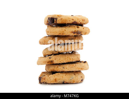 Ein Haufen von Chocolate Chip Kekse, Stapel schneiden und auf einem weißen Hintergrund isoliert Stockfoto