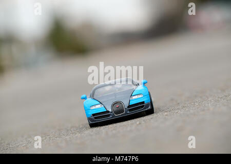 Bugatti Veyron blaue Modell Kinder Spielzeug Auto auf Asphalt Stockfoto