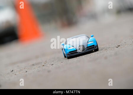 Bugatti Veyron blaue Modell Kinder Spielzeug Auto auf Asphalt Stockfoto