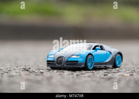 Bugatti Veyron blaue Modell Kinder Spielzeug Auto auf Asphalt Stockfoto