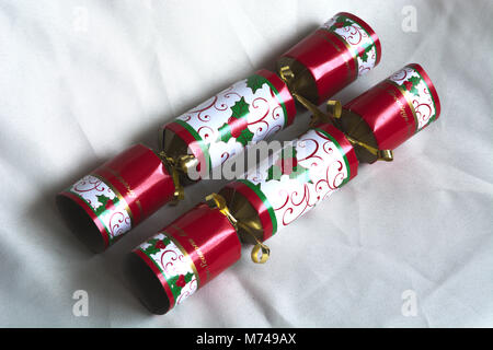 Christmas Crackers auf einfachen Hintergrund Stockfoto