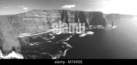 Schwarz-weiss Bild des weltberühmten Cliffs of Moher im County Irland. landschaftlich schöne irische Landschaft entlang der wilden Atlantikküste. Stockfoto