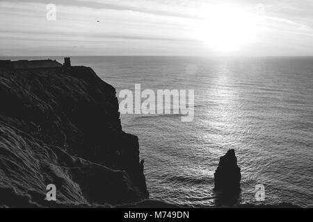 Schwarz-weiss Bild des weltberühmten Cliffs of Moher im County Irland. landschaftlich schöne irische Landschaft entlang der wilden Atlantikküste. Stockfoto