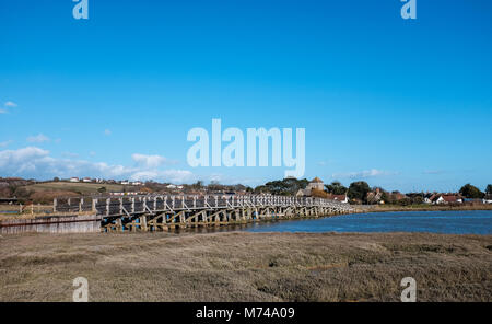 Shoreham durch Meerblick. März 2018 - Die alte Maut Brücke über den Fluss Adur mit blauem Himmel im Winter Foto aufgenommen von Simon Dack Stockfoto