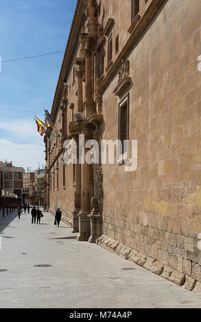 Orihuela, Spanien: 26. Februar 2018. Die Außenfassade des Santo Domingo Kloster von Orihuela, auch als Patriarch Loazes Schule bekannt. Provinz von A Stockfoto