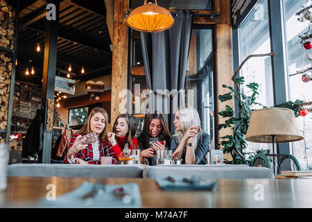 Vier schöne junge Frau tun selfie in einem Café, beste Freunde Mädchen zusammen Spaß haben Stockfoto