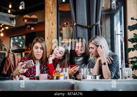 Vier schöne junge Frau tun selfie in einem Café, beste Freunde Mädchen zusammen Spaß haben Stockfoto